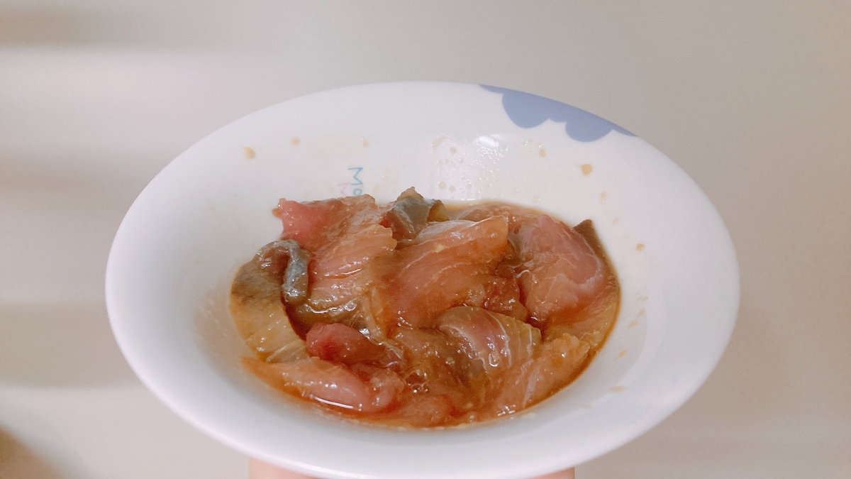 イナダをめんつゆとごま油少しで漬けて、漬け丼作ろうと思ったけども、夜遅くて酒飲むか〜ってなったのでお刺身で😂 いやこれはご飯ですわめんつゆ漬け、簡単で安定の美味しさなのでオススメ👏お魚美味しいなあ〜 釣り釣果釣った魚で料理魚料理キャッチ