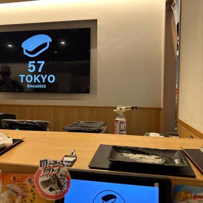 新千歳空港で行列ができる人気寿司店が東京初進出！ JR東京駅構内・黒塀横丁 札幌魚河岸 五十七番寿し 東京駅店│ ヒトサラマガジン