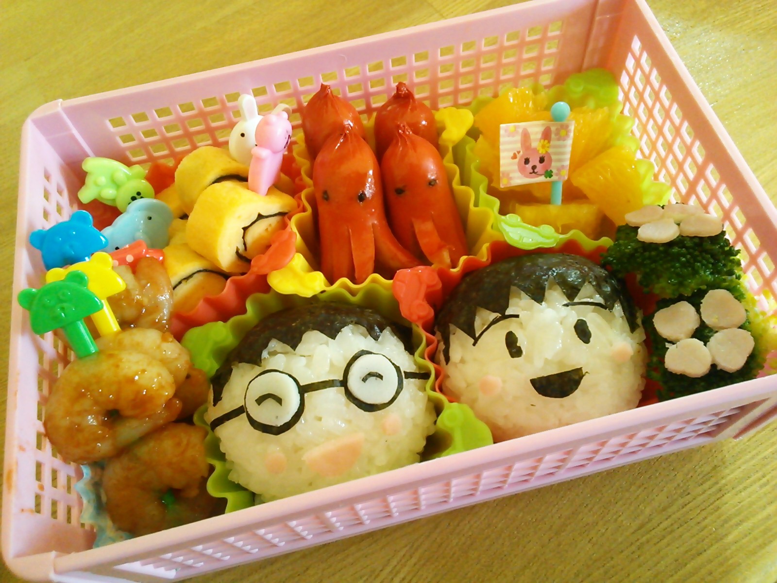 遠足の食べやすいお弁当🍙🥪 なるべくパクっと手で食べられるものを入れたよ~☺️ 娘ちゃんが楽しめますように🐬🐠クッキー型はAmazonで購入したよお弁当記録幼稚園弁当年中さん遠足弁当遠足lunchbox lunchboxideas lunchboxideasforkids