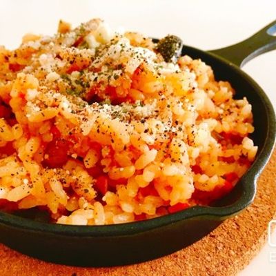 リクエスト オムライス トマトクリームオムライス いつもトマト缶はご飯と混ぜるもの、上からかけるものは共通に使ってました今回、上からかけるソースはクリーム系にする為、牛乳とバター入れて作ってみました😊 細切れにした玉ねぎ、にんじん，ピーマンを炒め、ご飯と