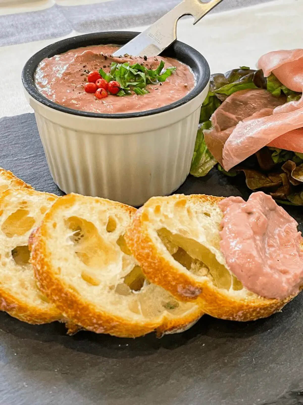 おうちバルレシピ 鉄分たっぷりの鶏レバーパテのブルスケッタオリーブノート公式 - カラダに美味しい、オイルのノート