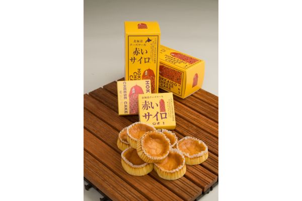 北海道産素材のしっとりチーズケーキ「赤いサイロ」をご紹介! 冬季オリンピックにてカーリング女子の日本代表ロコ・ソラーレの皆さんが、もぐもぐ美味しそうに 食べていたことでも知られる「赤いサイロ」。 常温保存 25℃以下 可能なので、北海道や北見のお土産として