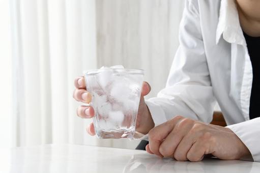 やらなきゃもったいない❣️🌸 本当に簡単＆うますぎるチャミスルアレンジ🥺❤️ おはようございます☀️ 本日は 「簡単おいしい！チャミスルアレンジそこで、おうちで簡単にできる ほろ酔いアレンジレシピを ぎゅぎゅっと ご紹介🍾🧡 甘くて飲みやすいものから、 食事