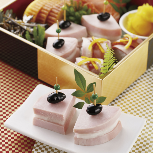 豚角煮で豚角煮バーガーはいかがでしょうか？🍔挟むだけの簡単バーガーです◎角煮まんも連想させる美味しさで、バンズに角煮のたれが染みて美味しいです～！🤤🤍ーーーーーーーーーーーーーーーーーーーーーーーーー ❁材料 1個分・豚角煮 80g ・パン 白パン