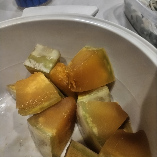 献立に困らないかぼちゃレシピ🎃かぼちゃ料理の㊙️テクニック！目からウロコのかぼちゃ冷凍保存方法やレシピを紹介している @hako_seikatuさんの投稿です。 下記の活用方法が一気にチェックできますよ。 □かぼちゃの冷蔵 冷凍保存の方法 □かぼちゃレシピ