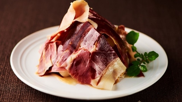 皿に盛り付けた生ハムの写真素材FYI08034380ストックフォトの Qlean Market キュリンマーケット