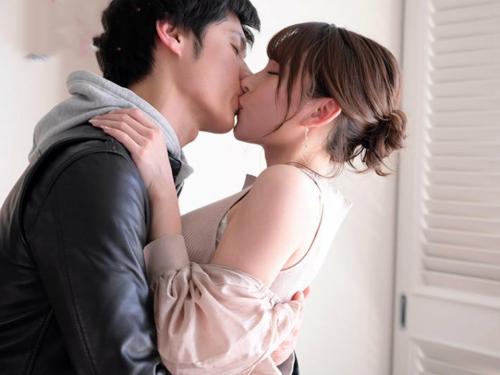 DANDY-878：マスク越しのキスは最高の前戯！美淑女に満員状態で息がかかるほど密着したらベロキスを求められヤられたに出てるAV女優は誰？ 名前は？  | AV女優の名前が知りたい！