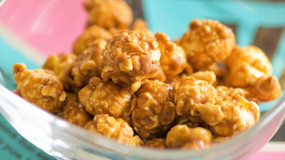 カップのポップコーンイラストのフリー素材イラストイメージ