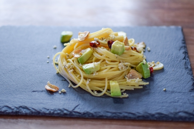 キャベツとソーセージのペペロンチーノ