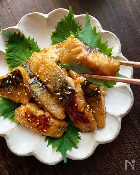 コンビニ塩さばでかんたんイタリアンをブラックプレートに盛り付け