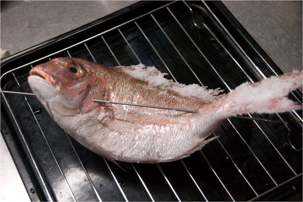 オーブンで焼く鯛の尾頭付き