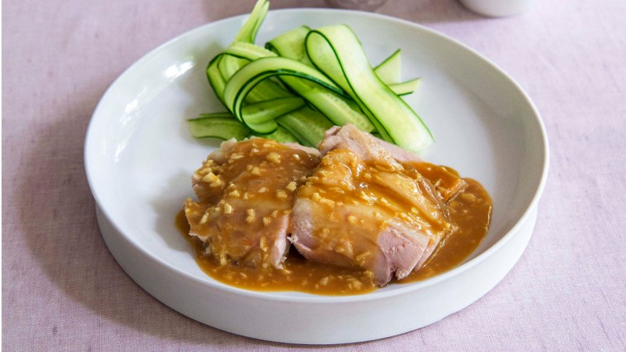 銀座アスター 濃厚なタレのバンバンジー 棒棒鶏 レシピ。ゆでない余熱調理でしっとりやわらか！三越伊勢丹の食メディアFOODIE フーディー