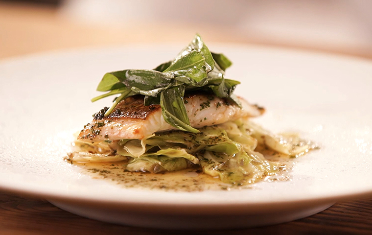 シェフパートナーズ料理塾 「モルソー」秋元さくらシェフ「魚のポアレ キャベツのブレゼ 焦しバターソース」