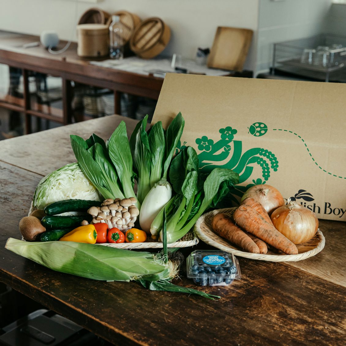 宅配80サイズ 全面に野菜のフルカラーデザインが入った、底面A4サイズのダンボール箱宅配サイズ80 350×250×150 深さmmA式格安価格のダンボール 段ボール 通販・購入・販売なら アースダンボール