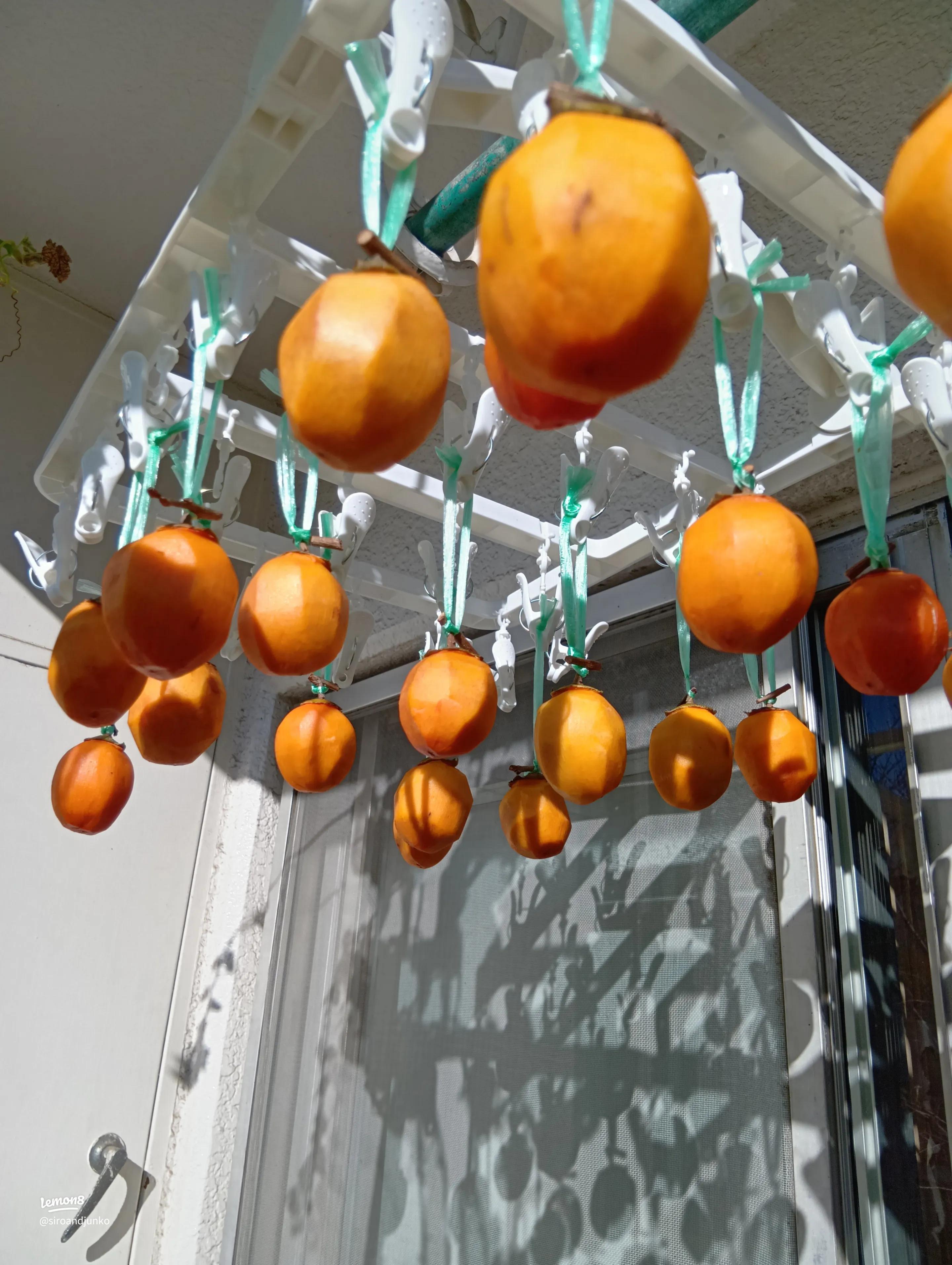 末っ子と飾って、目を離した隙に写真2枚目🤷‍♀️🤦‍♀️鏡餅干し柿が 😳鼠でも来たのかグシグシ笑う5歳 🤣