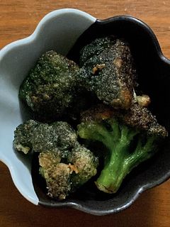 揚げギョーザのゆずこしょう風味の献立 副菜:ブロッコリー の炒め物、汁物:落とし卵とソーセージの彩り中華スープ 献立・メニュー 味の素パーク たべる楽しさを、もっと