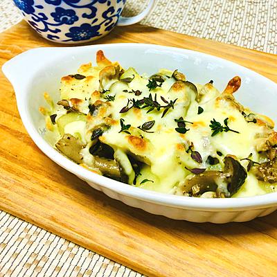 包んで焼くだけで旨すぎる😋 「パリパリチーズポテト餃子」2人前・餃子の皮 14枚 ・市販のポテトサラダ 1袋 110g・ベビーチーズ2個 ・粗挽き黒胡椒 適量 📹YouTubeレシピ動画配信中📹 ￣￣￣￣￣￣￣￣￣￣￣￣￣￣￣￣ 細かい作り方やポイントは YouTubeに