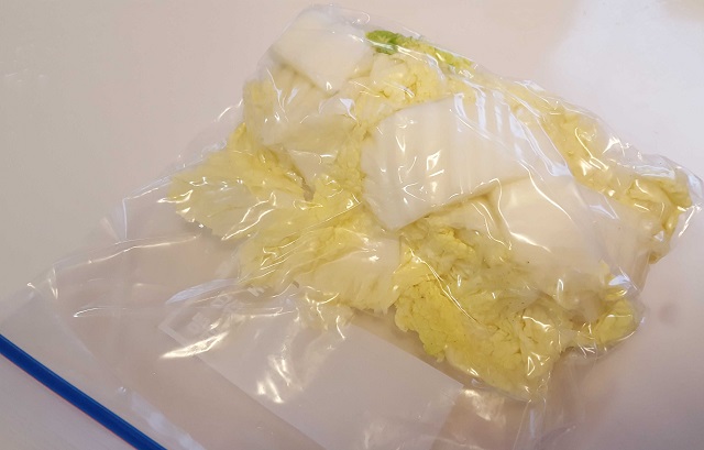 丸ごと買った白菜はカットして冷凍保存！スペース縮小＆味のしみ込みが断然早くなる冷凍保存のポイントHugKum はぐくむ