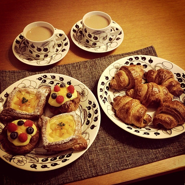 おはようございます。 青空が気持ち良い秋晴れです☀️ 今朝は、新しくお迎えしたアラビアのパラティッシブラックで朝食を🍴フィンランド語で楽園を意味するパラディッシ。フルーツをモチーフにしたアラビアの人気シリーズです。 購入しようかどうか迷いに迷って、まず