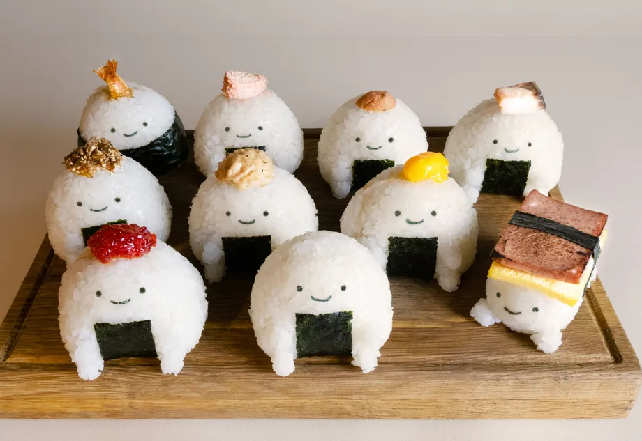 可愛いおにぎりに様々なトッピングをあしらったおにぎり。のベクター – Unsplashの図の画像