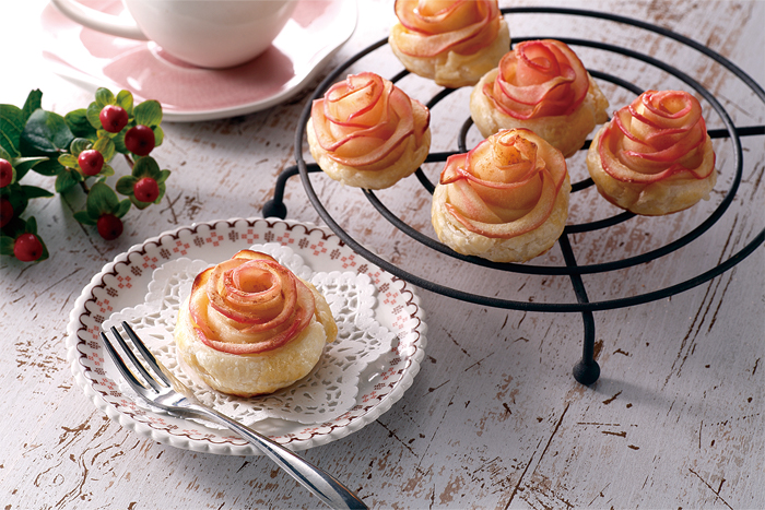 ほんのりピンクに色付いたりんごの薔薇が美しい♪りんごのレアチーズケーキHow to make Japanese Cheesecake withApple Compote