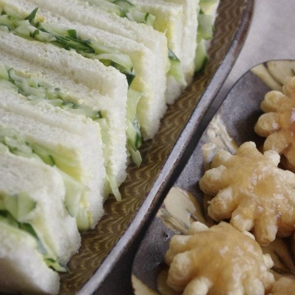 絶品レシピ 美味なる英国式サンド！ 「スモークサーモン＆キュウリ」のサンドイッチを作ってみよう♪Pouch ポーチ