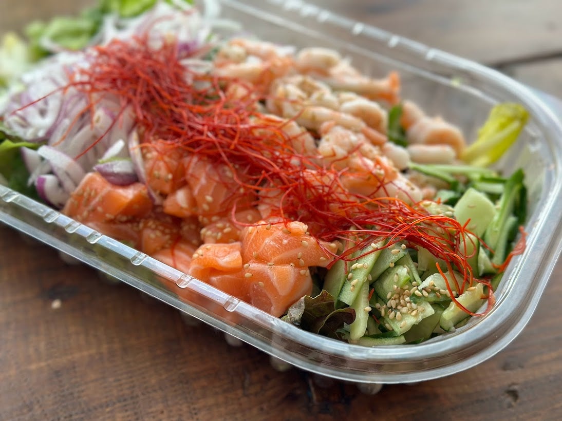 コストコ ホールセールス シュリンプ&サーモンチョレギサラダ コストコのチョレギサラダで安定のコスパ良しのサラダです。エビやサーモンは大量に入っていて、素材も美味しいです。ドレッシングの相性もよく、ついつい食べ過ぎてしまいます。総合： 素材： ドレ：家