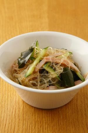 揚げ物との相性抜群 わかめと鶏ささみの中華春雨サラダ