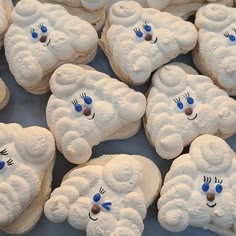 ハリネズミのメレンゲクッキー🦔✨ Hedgehog meringue cookie❤️ メレンゲでハリネズミを作ってみました😊🍀針はココア味！顔の部分が難しくて不格好な物もありますが、味は美味しかったです😁🍴 レシピはYoutubeに載せています✨The recipe is postedon YouTube