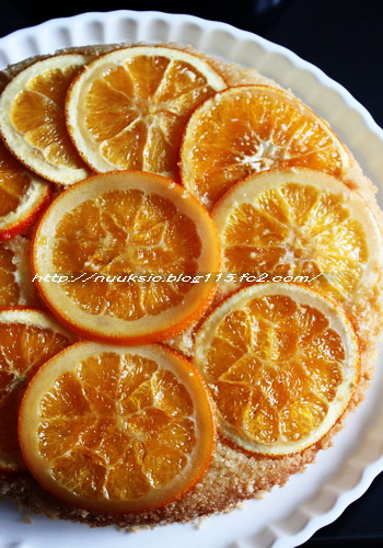 オレンジのアップサイドダウンケーキ りんごやバナナもいいですが、オレンジだと華やかになりますね😊 シロップ漬けにしたオレンジ、色がきれいです。香りも味も良い仕上がり。とっても美味しいです😋bakecakeorangeorangecakeupsidedownupsidedowncake