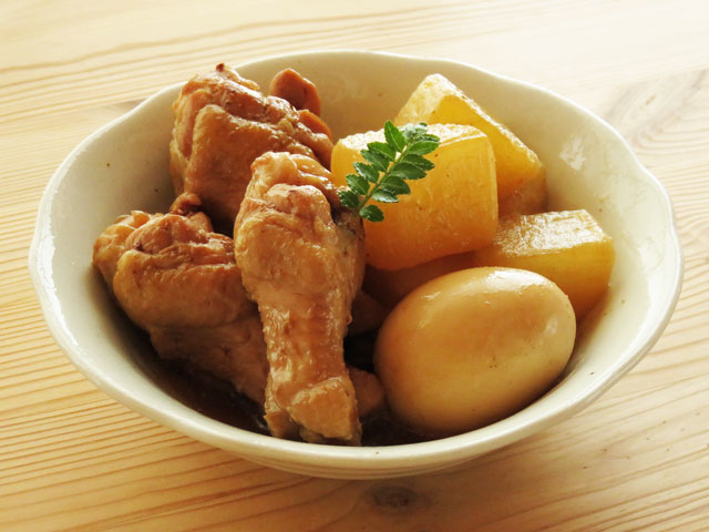 味染み抜群!照りっ照りっ♡︎手羽元と焼き大根の甘辛煮