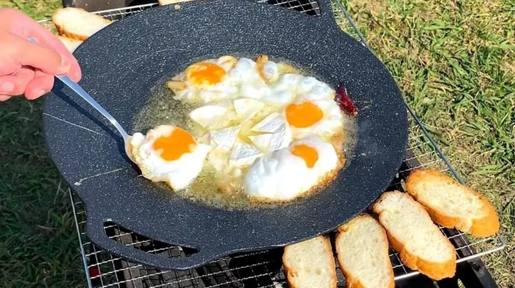 マルチグリドルで目玉焼きのアヒージョ！BBQレシピ・作り方Tasty