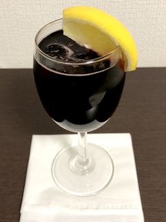 Calimocho -カリモーチョ- 赤ワインをコーラで割ったカクテル。 赤ワインの酸味と渋味がコーラの甘味を上品にしてくれる。カジュアルに気楽なドリンクを飲みたい方向け。 赤ワイン 1 2 コーラ 1 2アルコール度数 5%バーbarカクテルバーテンダ