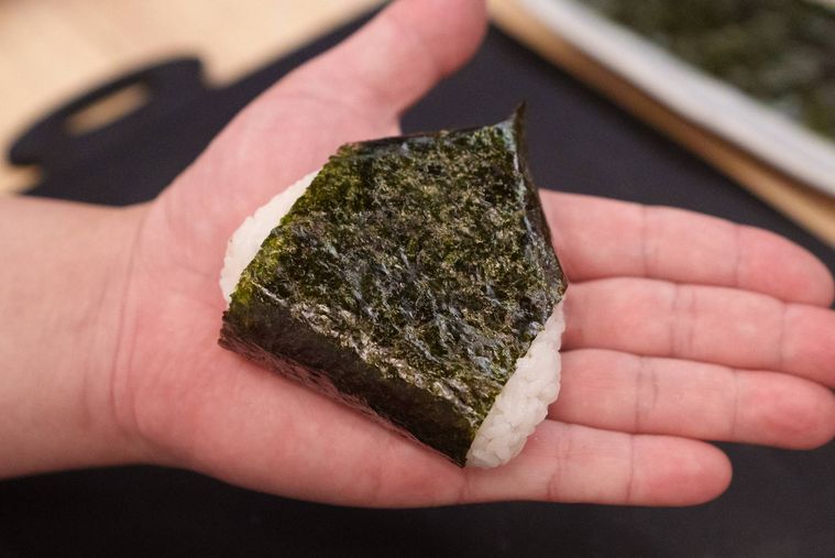 折りたたむだけでできる！ 2種の握らないおにぎり