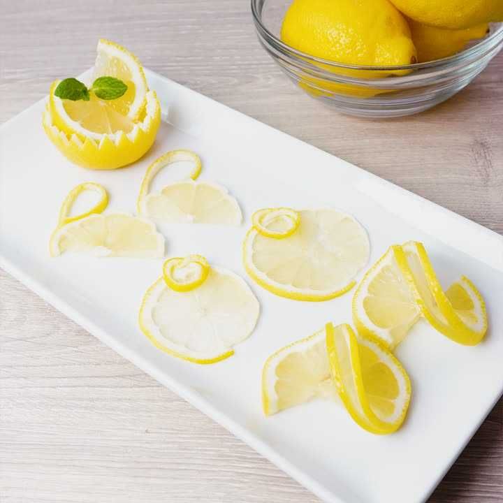 料理や飲み物についてくる「輪切りレモン」を“手を汚さずに”絞る方法。手で絞る必要はなかった