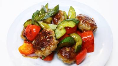 材料２つだけ！弁当にミートボールときゅうりの炒め物 レシピ・作り方 by はなちゃんニコニコ - 楽天レシピ