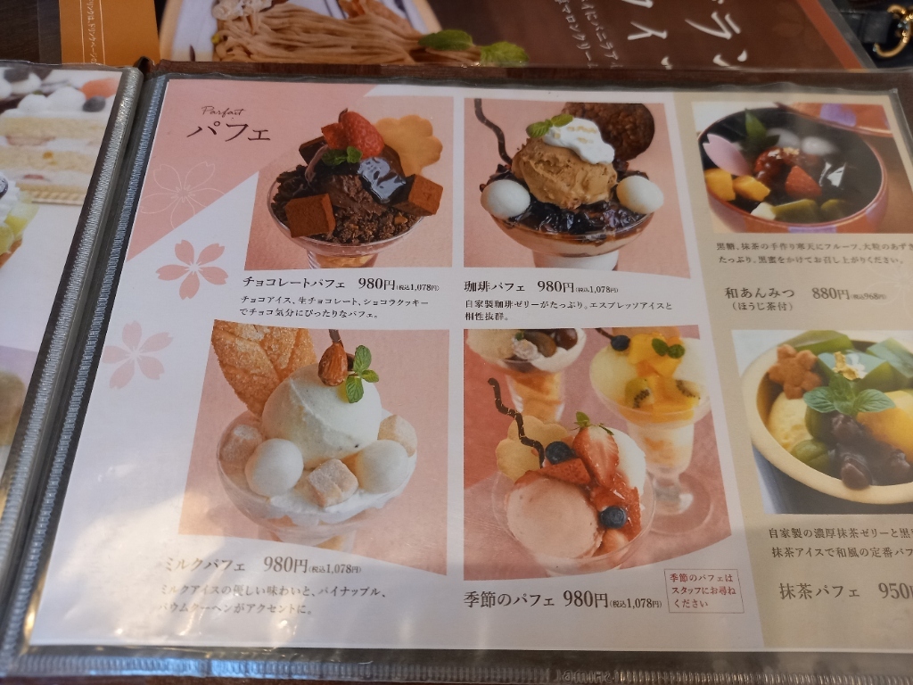 桜珈琲 松原店☕️ ◼︎白雪姫 454円 ◼︎グリルチキンのサンド 880円 ◼︎エビカツサンド 880円 ＋珈琲とアールグレイを注文❣️ ケーキはテイクアウトしました🙌中にシフォンケーキ、カスタードクリーム、 生クリーム、イチゴも入ってて絶品💓 お店で食べた