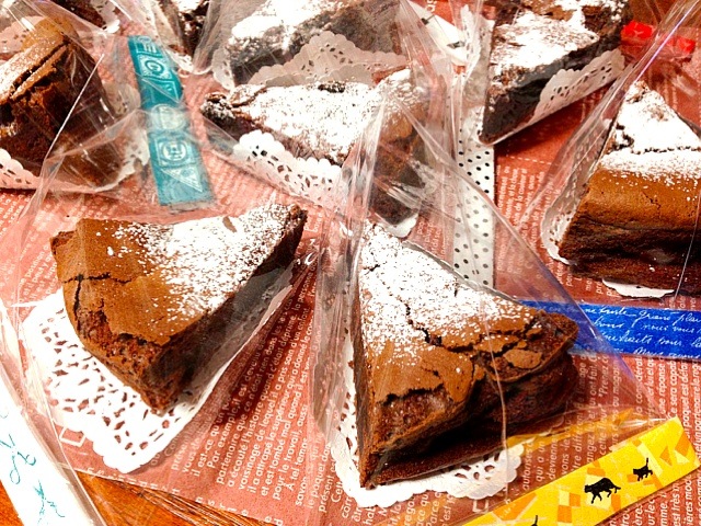 クリスマスカップのガトーショコラ」のラッピングラッピング富澤商店