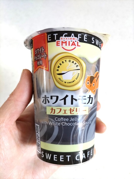 雪印パーラー札幌コーヒーゼリーパフェ 美しい。 始めつるつる 中、もちくにょ 味は甘めコーヒーゼリー。 ＋100円でバニラアイスをスノーロイヤルという品種に変更。 こちらは昭和天皇と皇后が北海道に来た記念で作られたという特別なアイス。 少し固さがあるのに