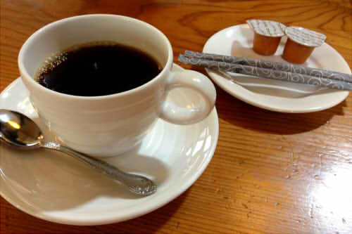 ホットにガムシロはNG！な理由. 寒くなってきて、お家でも、ホットドリンク飲む機会増えましたか？ 夏にアイスコーヒーに使ってたガムシロップが余ってて、ホットコーヒーやホットティーに、 入れる人、いませんか？？？ ああああああーーーーーー！ コーヒーをお