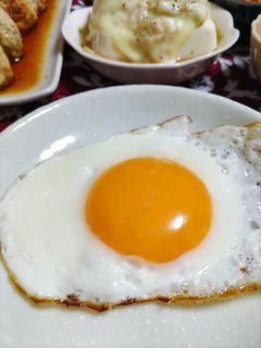 カリカリチーズで囲まれた目玉焼き