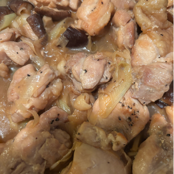 スワイプレシピ▶︎▷▶︎鶏肉と玉ねぎのポンズ煮＾＾ 煮るだけの簡単レシピ😄 サッとメインの一品が出来上がり✨ □調理時間 調理時間25分□カロリー 1人前415kcal □材料 2人前鶏もも肉 300g 玉ねぎ 1個 ゆで卵 1個 生姜 10g すりおろしにんにく チューブでも小1