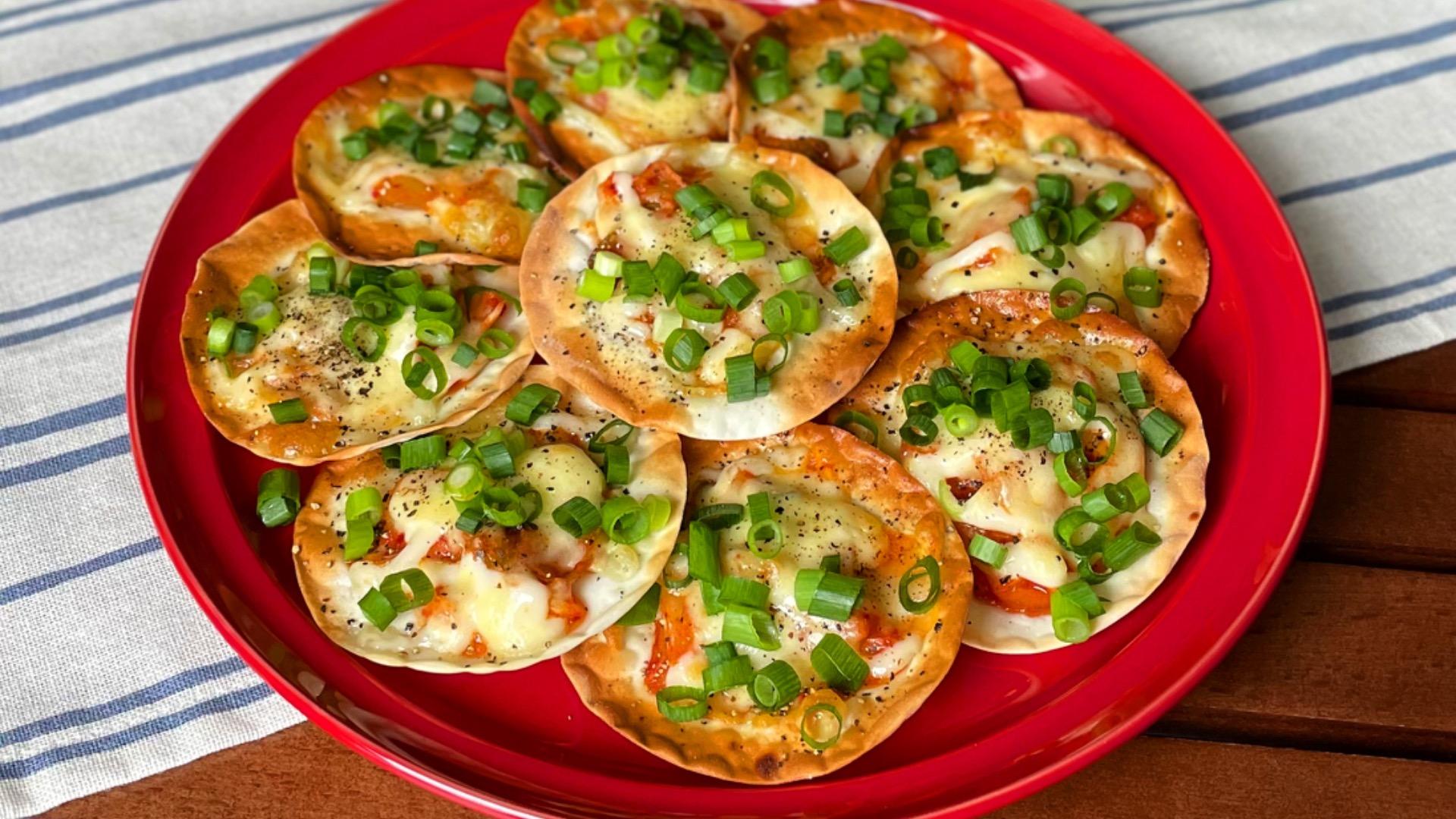 レシピあり🙆♀️ .餃子の皮で作るピザ ウインナー×チーズ.餃子の皮トースターレシピピザ . 餃子の皮のアレンジレシピ😋💕トースターで簡単にできます❣️ 気になった方は是非お試し下さい🍳🎶 ————————材料1人前・調理時間:10分・餃子の皮 4枚