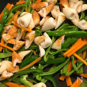 簡単副菜でお弁当の彩りも！人参とピーマンとちくわのきんぴら