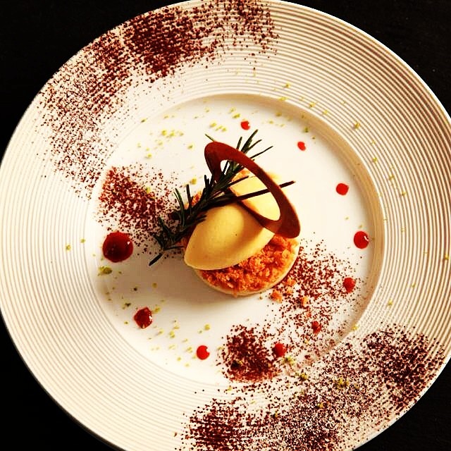 かわいいケーキ皿＆デザートカップにイチゴのデザートを盛り付けよう