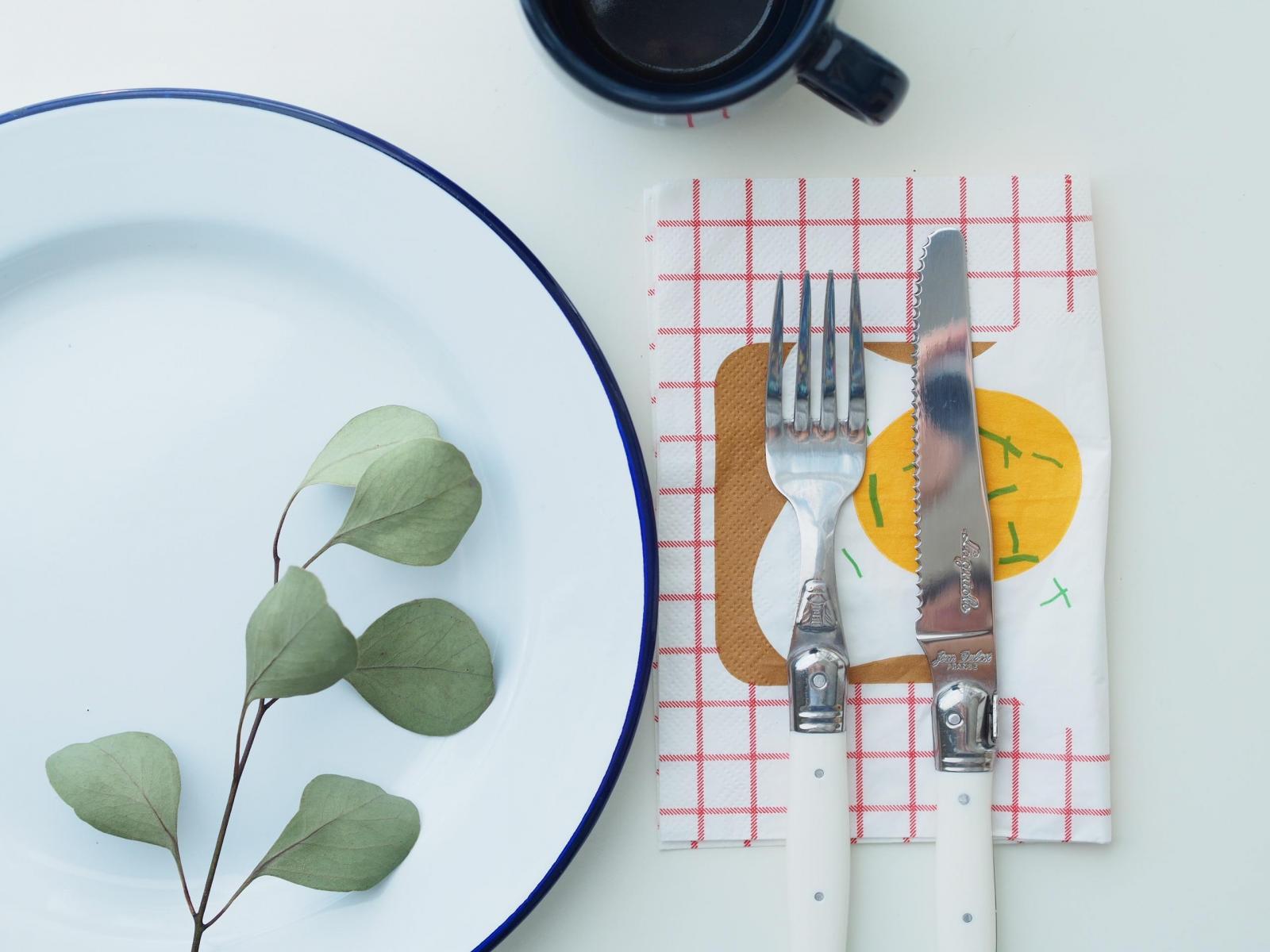 シェアハピする時に☘️, ペーパーナプキンでお花のお皿💫, お菓子をわけわけする時に、知っておいたら得するよ!, ささっと簡単にできて可愛い✨,ハートのペーパーナプキンはフライングタイガーで購入したけど、セリアにも可愛いのたくさんあったよ!,周りがフリフリのでもできるけど、できたらフリルなしの方がおすすめ!, 是非参考にしてみてね〜💫,お菓子 折り紙papercrafts