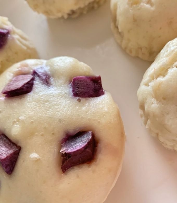 リクエストいただいた「電子レンジで簡単に作れるホワイトデーレシピ」 コツは↓にあるのでみてみてねっ👀材料 15〜16個分 ・バター 80g・卵 1個・砂糖 50g・薄力粉 150gその他・カカオパウダー 大さじ1・あんこやチョコなど なくても◎①バターを500w40秒で溶かしておく ②溶かしバター、卵、砂糖をしっかり混ぜ合わせる