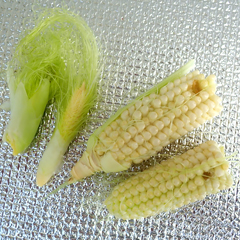 白いとうもろこし生で食べられる！？, 「とうもろこし」をはじめて生で食べた, 夏野菜、夏になると食べたくなるのが, とうもろこし コーン ,子供も大好き。, 今年初めて食べたのが, 地元の野菜売り場で売っていた, 「白いとうもろこし」, 生で食べられますと書いてあったので,半信半疑で食べてみた, めっちゃあまい😆😆, 糖度がすごい。, 硬くなくて、, ちょっとシャリシャリしていて,