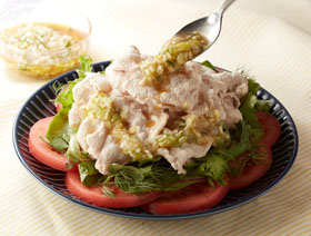 「しらすと小松菜のおひたし」, レンジで出来る！, あと1品ほしいとき💡, 副菜にぴったりなおひたし♪, ----------------,📝レシピ, ----------------, ＜材料＞, ・小松菜：1束, ・めんつゆ, ・しらす, ＜作り方＞,①小松菜を3㌢くらいの長さに切る, ②耐熱容器に入れて軽く食品用ラップをかけて600Wで60秒加熱する,