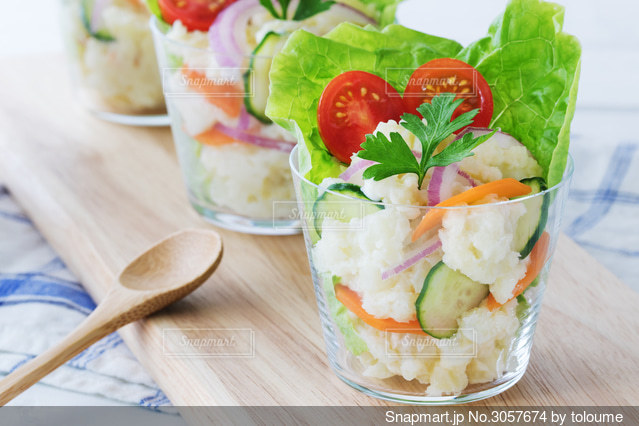 カップに盛り付けしたポテトサラダの写真・画像素材-Snapmart スナップマート